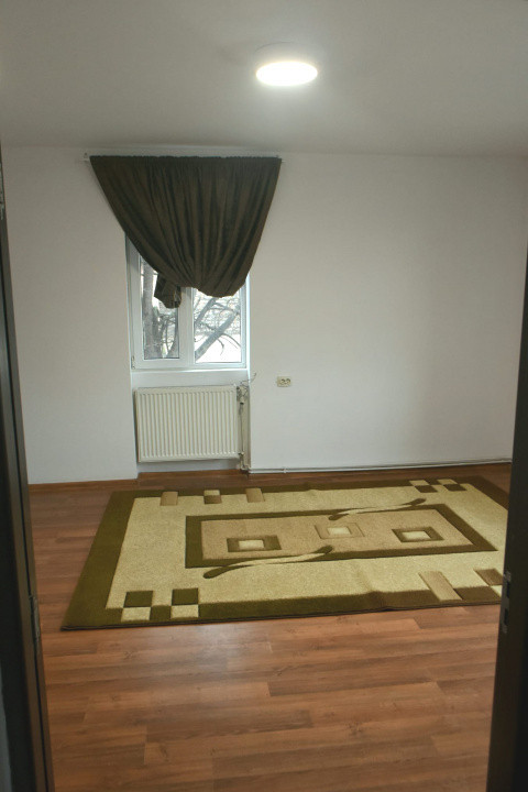 Apartament cu grădină, acces auto