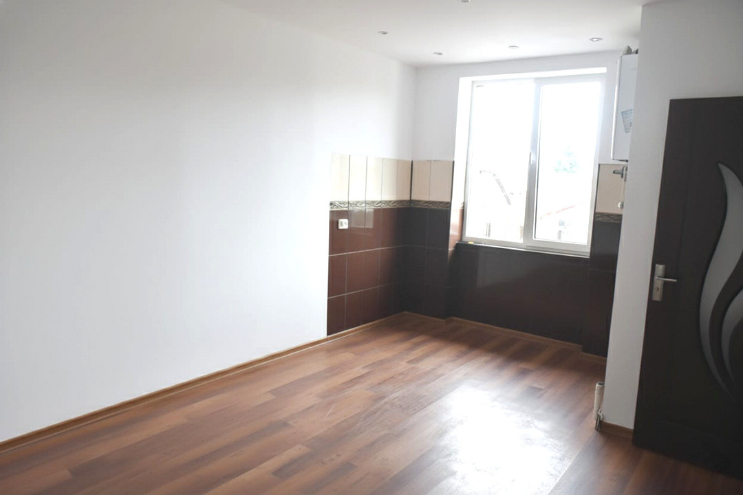 Apartament cu grădină, acces auto