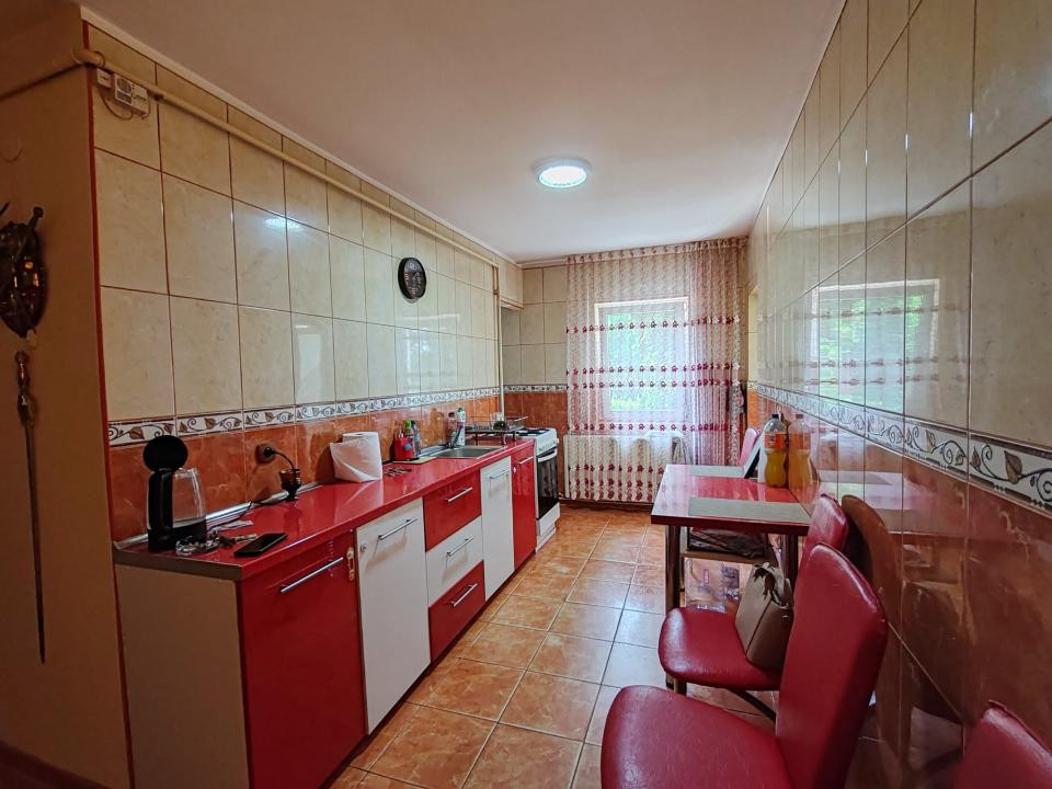 Apartament 3 camere Zona  Tractorul !