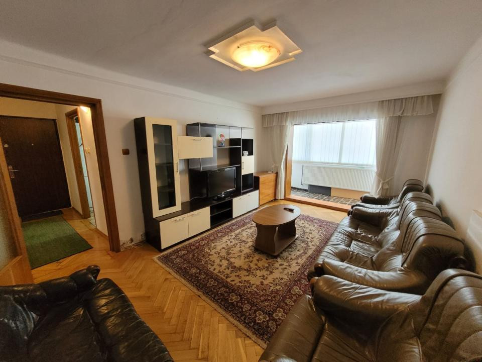 De închiriat apartament cu 4 camere