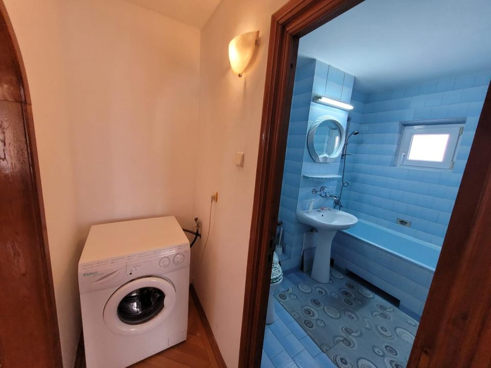 De închiriat apartament cu 4 camere