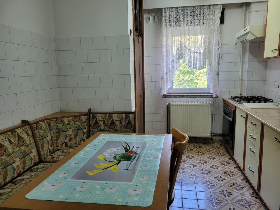 De închiriat apartament cu 4 camere