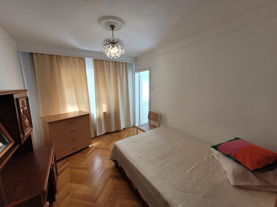 De închiriat apartament cu 4 camere