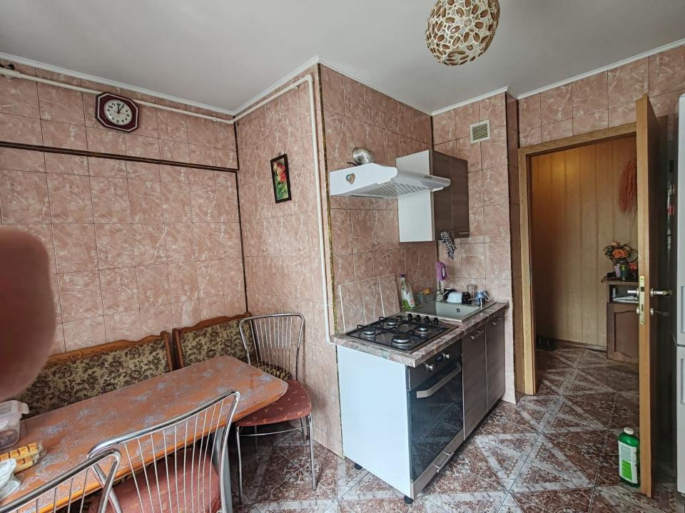 Apartament 2 camere decomandat,zona Tractorul  !