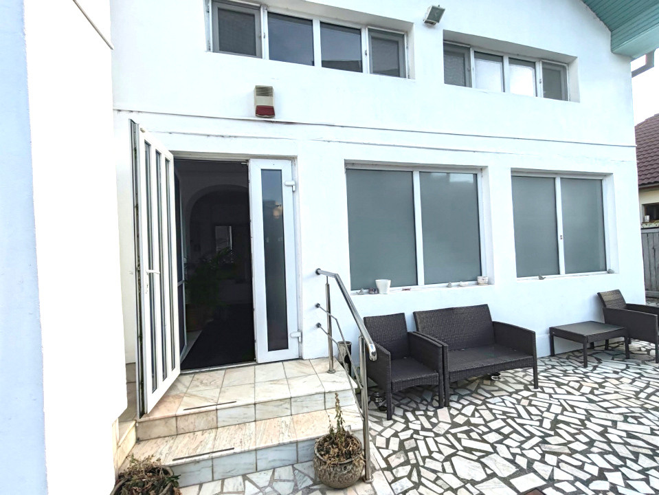 Casă 8 camere, curte generoasă