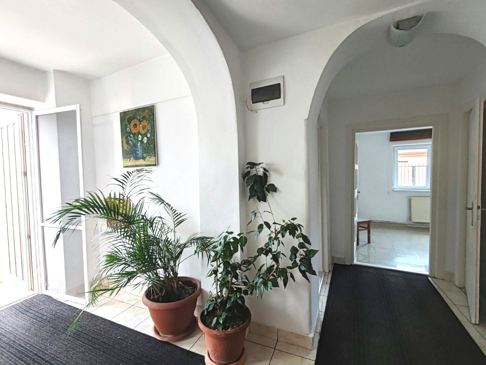 Casă 8 camere, curte generoasă