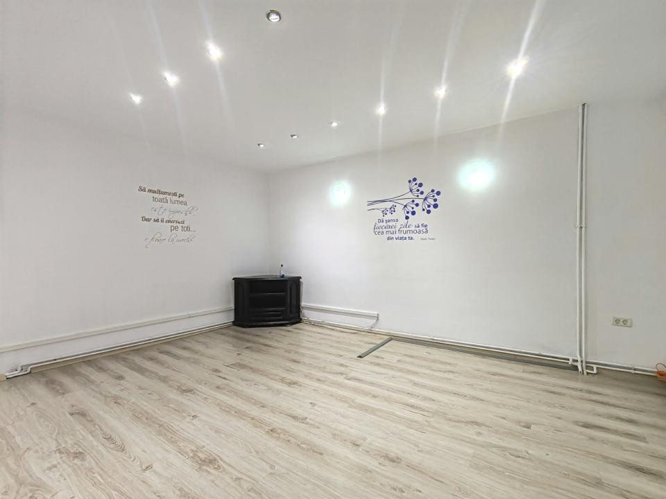 Casă 8 camere, curte generoasă