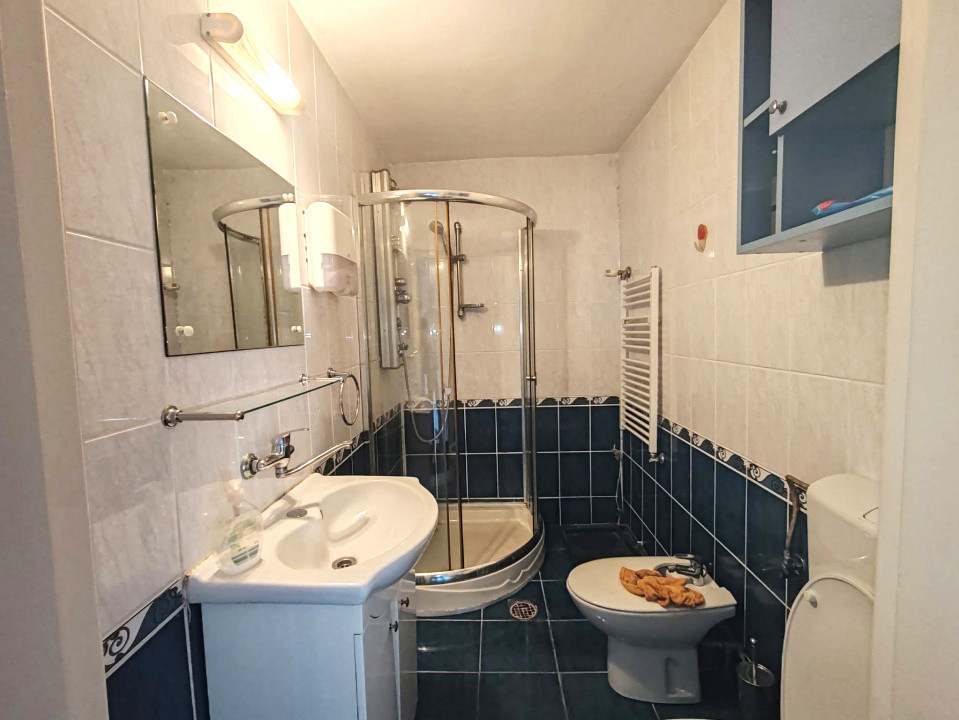 Casă 8 camere, curte generoasă