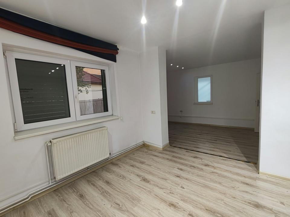 Casă 8 camere, curte generoasă