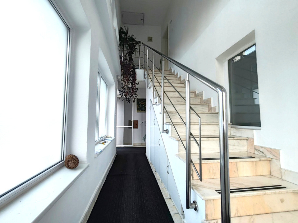 Casă 8 camere, curte generoasă
