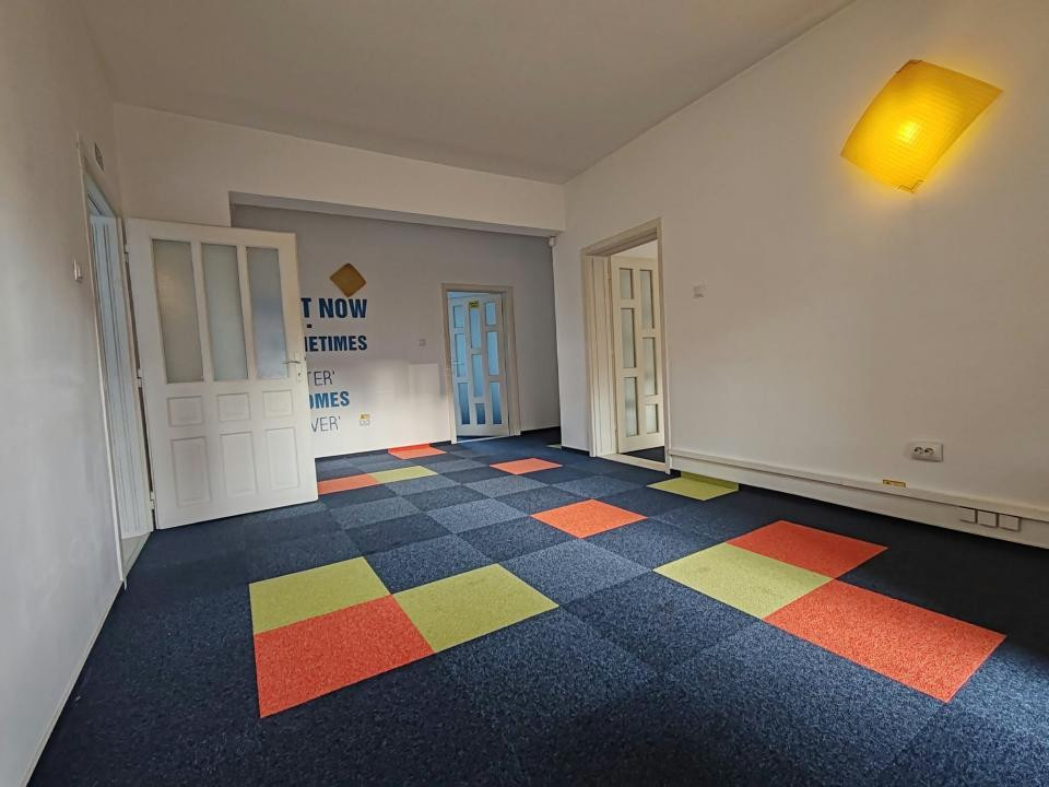 Casă 8 camere, curte generoasă
