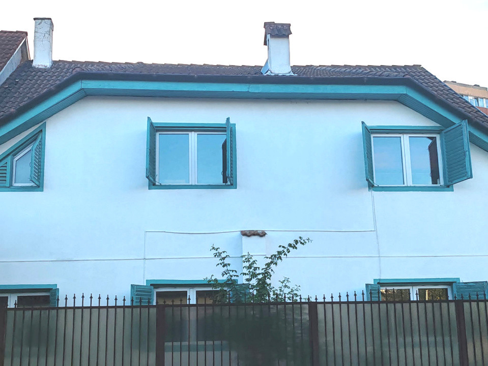 Casă 8 camere, curte generoasă