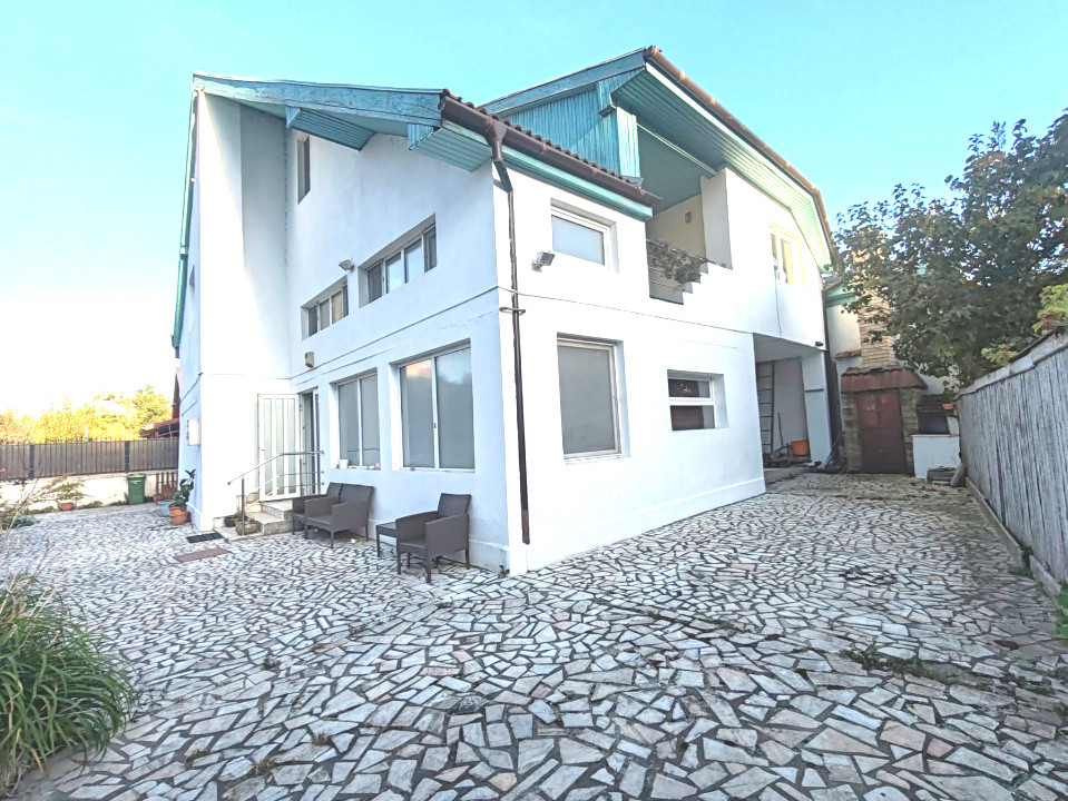 Casă 8 camere, curte generoasă